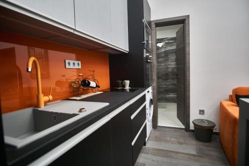 een keuken met een wastafel en een bad bij W18 Design Apartments - Budapest Downtown in Boedapest