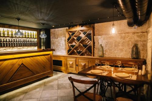 un restaurante con mesa y algunas botellas de vino en Solomon, en Kutaisi