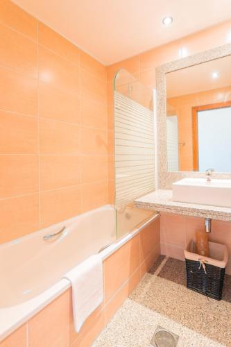 FLH Funchal Green Park Apartment with Pool