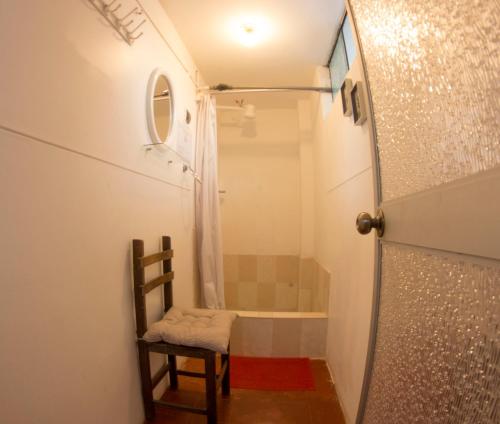 a bathroom with a shower and a bath tub at Ruta Alterna Backpacker in Cajamarca