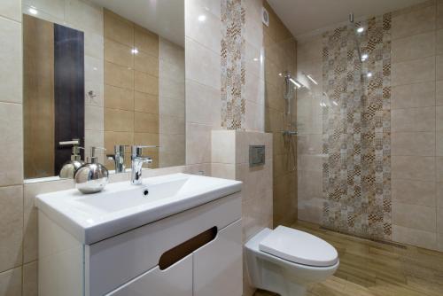 a bathroom with a white sink and a toilet at Za Gościńcem in Kazimierz Dolny