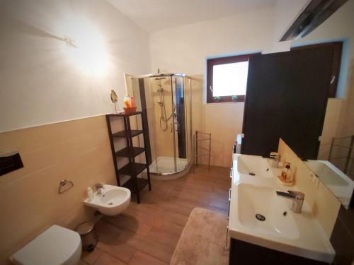 ein Bad mit einem WC, einem Waschbecken und einer Dusche in der Unterkunft A Casa di Vale in Syrakus