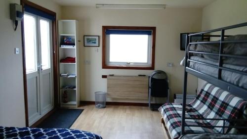 1 dormitorio con litera y ventana en Harbor View, en Uig