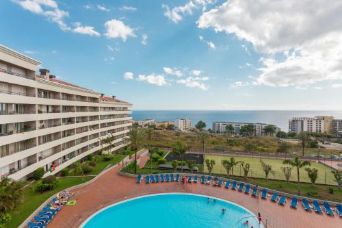 Utsikt över poolen vid FLH Funchal Sea View Apartment with Pool eller i närheten