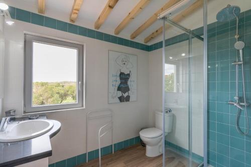 une salle de bain avec toilettes, lavabo et douche dans l'établissement FLH Garden Houses near Ericeira, à Sintra