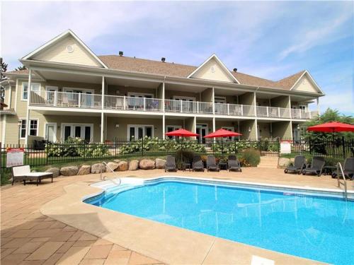 Foto da galeria de Splendid Mountain View Condo with Pool, BBQ & Terrace - Water Park, MTB, Cycling, Golf! em Bromont