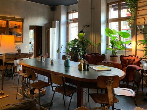 a living room filled with tables and chairs at Linnen in Berlin