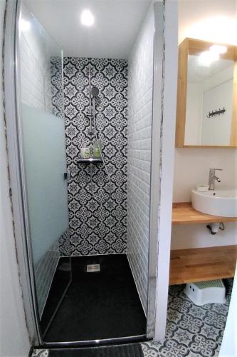 une salle de bain avec douche et lavabo dans l'établissement Superbe studio entre le port et le centre ville - LIT KING-SIZE, WiFi & NETFLIX gratuit, à Saint-Brieuc