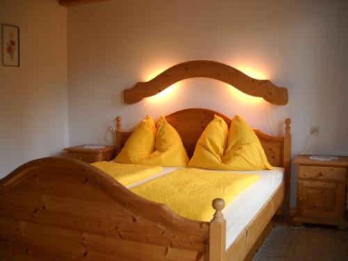 Un pat sau paturi într-o cameră la Bauernhof Marx