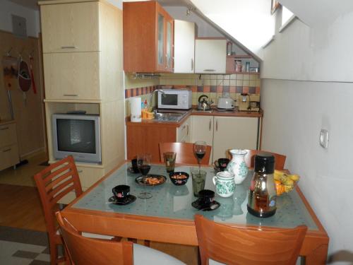 Una cocina o zona de cocina en Apartments and Rooms Oliviers