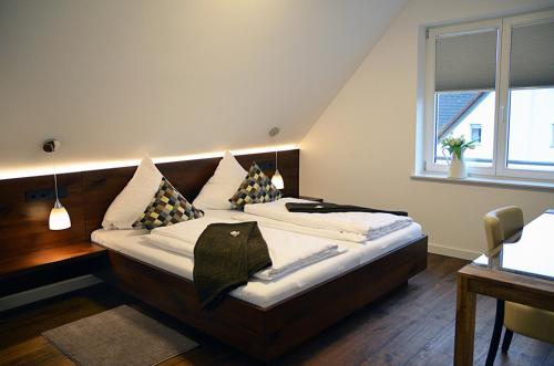 Säng eller sängar i ett rum på Quartier-Restaurant Zum Hannes