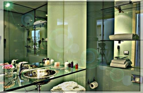 y baño con lavabo y espejo. en Executive Hotel, en Forlì