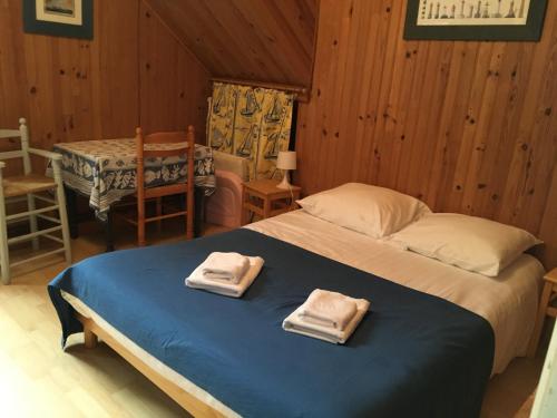 een slaapkamer met een bed met twee handdoeken erop bij villa Canthar in Saint-Pair-sur-Mer
