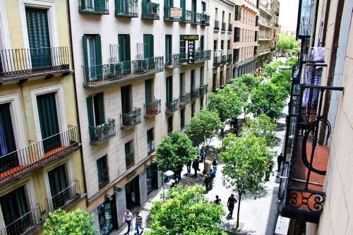vista su una strada in una città con edifici di Hostal Los Alpes a Madrid