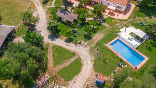 an aerial view of a yard with a swimming pool at Quinta da Saudade in Ponte de Sor