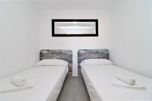 ベニドルムにあるBermudas 814の鏡付きの部屋のベッド2台