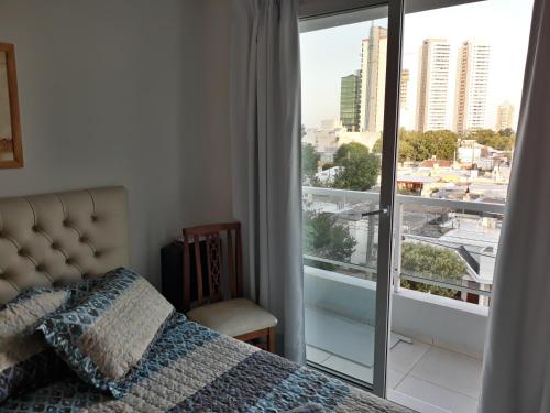 里奥夸尔托CALIDO-Departamento 1 dormitorio amueblado excelente ubicacion的一间带床的卧室，可欣赏城市景观