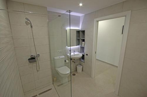 łazienka z prysznicem, toaletą i umywalką w obiekcie MARINEDA by RENTMEDANO newly renovated, ocean view, wifi, parking, pool w mieście El Médano