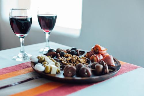 a plate of food on a table with two glasses of wine at Ecolodge La Estancia in Comunidad Yumani