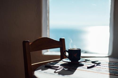 a black coffee cup sitting on top of a table at Ecolodge La Estancia in Comunidad Yumani