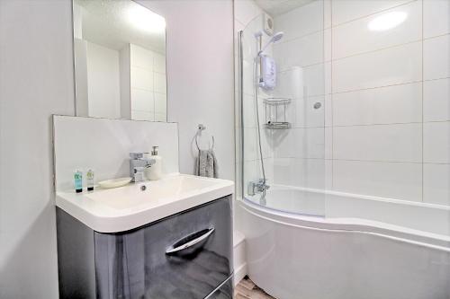 Ванна кімната в Central Chelmsford - Two Bed flat with Parking - Free Wifi and Netflix