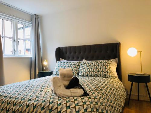 A bed or beds in a room at La casetta d’Àneu, Oxford Castle