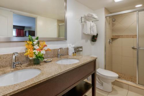 Ένα μπάνιο στο Best Western Plus Palm Beach Gardens Hotel & Suites and Conference Ct