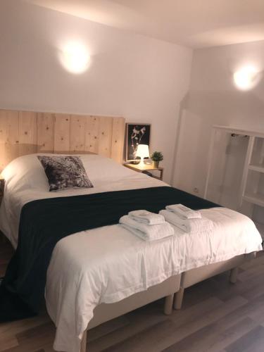 een slaapkamer met een bed met handdoeken erop bij Domaine du Haut-Koenigsbourg in Orschwiller