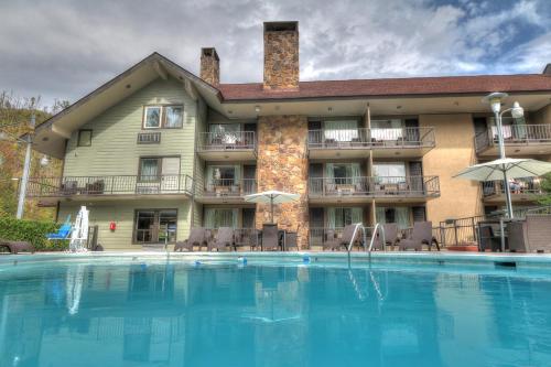 a house with a swimming pool and a balcony at River Edge Inn in Gatlinburg