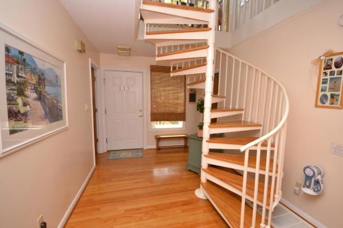 a spiral staircase in a home with wooden floors at Pappia in Duck