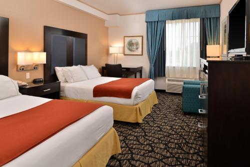 A bed or beds in a room at Holiday Inn Express & Suites Tacoma South - Lakewood, an IHG Hotel