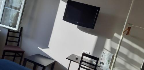 Μια τηλεόραση ή/και κέντρο ψυχαγωγίας στο Hotel Saint François Précigné Soirée étape sur demande Proche Sablé-sur-Sarthe