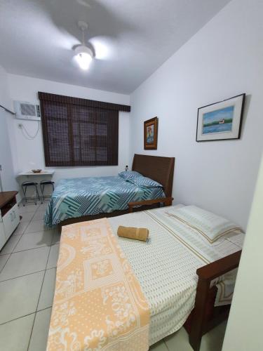 1 dormitorio con 2 camas en una habitación en Copacabana beach, en Río de Janeiro