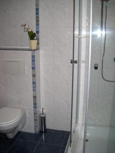 Kylpyhuone majoituspaikassa Gästehaus Kling