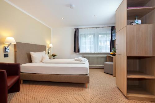 a hotel room with a bed and a window at Romantik Hotel Johanniter-Kreuz in Überlingen