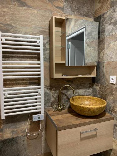 a bathroom with a sink and a mirror at Excellent Studio au cœur historique de Fréjus in Fréjus