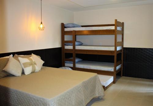 מיטה או מיטות קומותיים בחדר ב-Solares Arraial Loft
