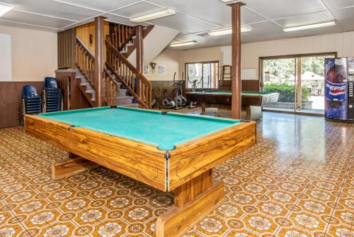 un tavolo da biliardo in una stanza con pianoforte di Chehalis Camping Resort Cottage 5 a Onalaska