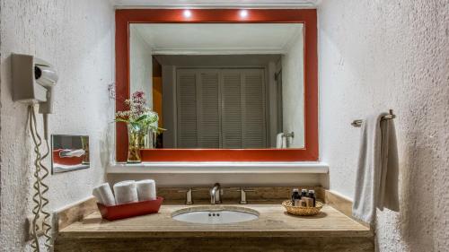 uma casa de banho com um lavatório e um espelho em Park Royal Beach Ixtapa - All Inclusive em Ixtapa