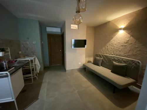 - un salon avec un canapé et un lavabo dans l'établissement MIKASA, à Naples