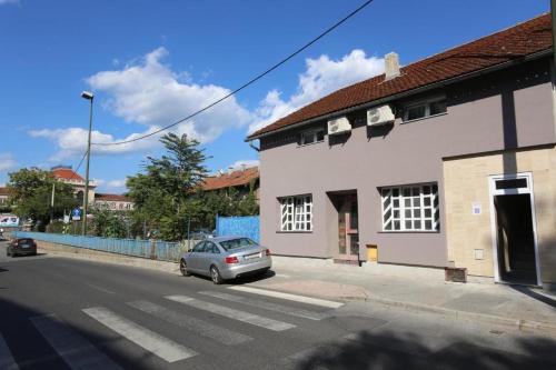 une voiture garée sur le côté d'une rue dans l'établissement Apartments Rooms PAROMLIN CENTAR, à Zagreb