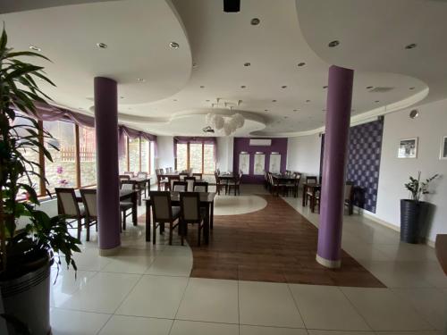Un restaurante u otro lugar para comer en Willa Justynka