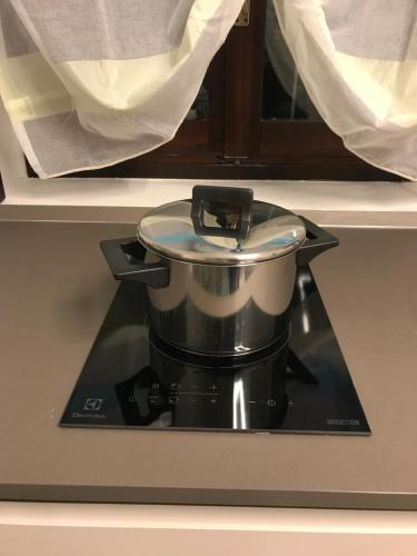 a pot on top of a stove in a kitchen at CV Martesana Gorgonzola 1 in Gorgonzola
