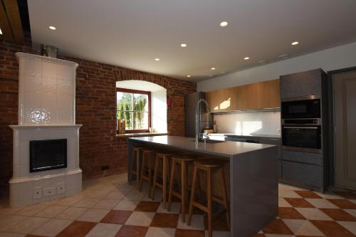 Una cocina o cocineta en Riverside Villa