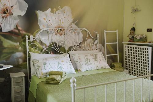 1 dormitorio con cama blanca y almohadas en B&B Timeout, en Polverigi