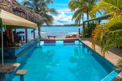 una piscina con vistas al océano en Skully's House en Bocas Town