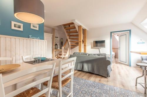 比苏姆Seehof Boutique Appartements的配有桌子和沙发的厨房和客厅