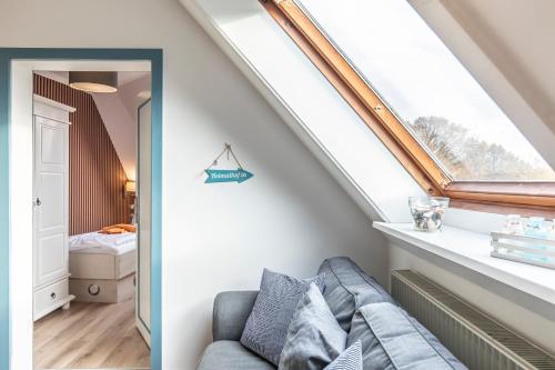 比苏姆Seehof Boutique Appartements的一间配有沙发和窗户的客房