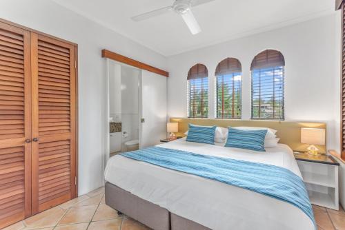 Tempat tidur dalam kamar di Martinique On Macrossan