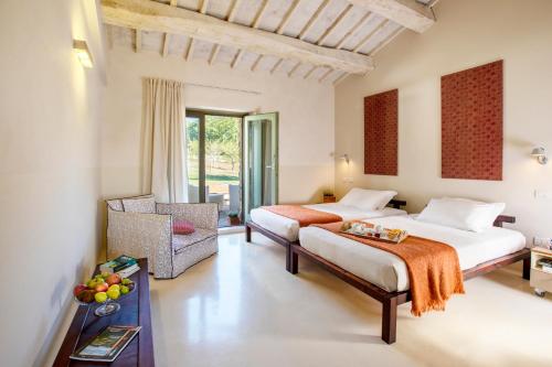 een hotelkamer met twee bedden en een stoel bij Acquaghiaccia Spa & Country House in Vagli